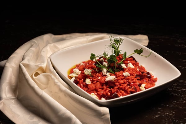 Risotto cu sfeclă roșie, nuci și brânză de capră