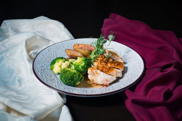 Piept de pui cu broccoli sote, cartofi raclette și sos de muștar