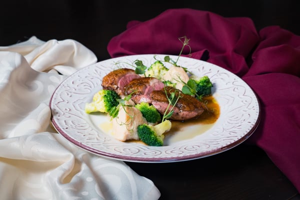Piept de rață cu piure de țelină, sote de broccoli și sos demi-glace